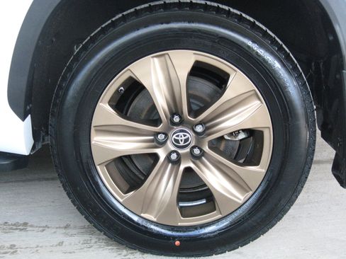 Used 2023 Toyota Highlander Bronze Edition image 30