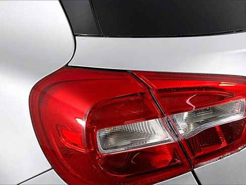 Used 2018 Mercedes-Benz GLA 250 4MATIC image 22