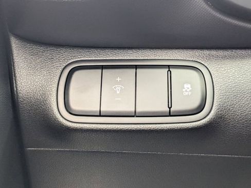 Used 2025 Hyundai Venue Limited FWD image 18