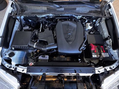 Used 2021 Toyota Tacoma SR5 AWD/4WD image 15