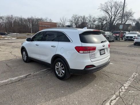 Used 2017 Kia Sorento LX w/ LX Convenience Package image 4