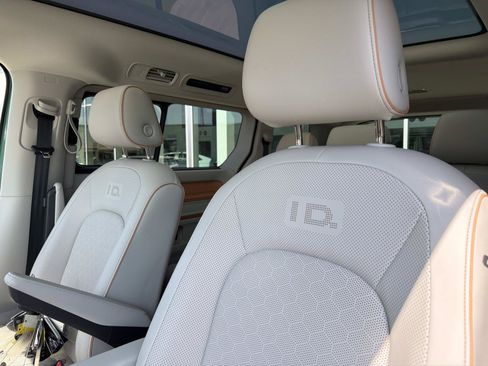 Certified 2025 Volkswagen ID. Buzz 1st Edition RWD image 17