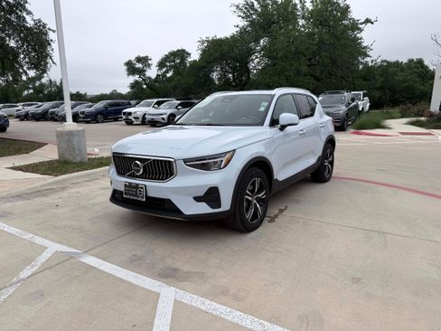 Certified 2025 Volvo XC40 B5 Core AWD/4WD image 2