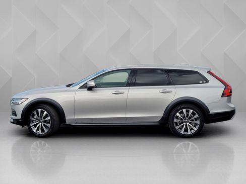Certified 2025 Volvo V90 B6 Cross Country Plus image 3