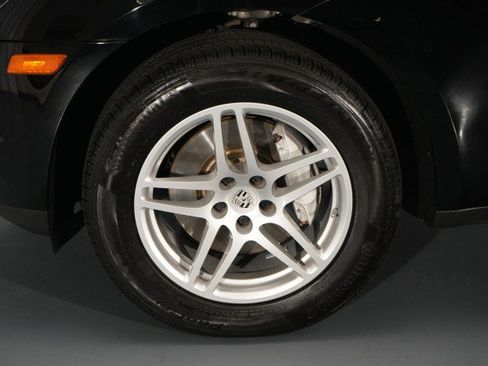 Used 2018 Porsche Macan AWD/4WD image 19