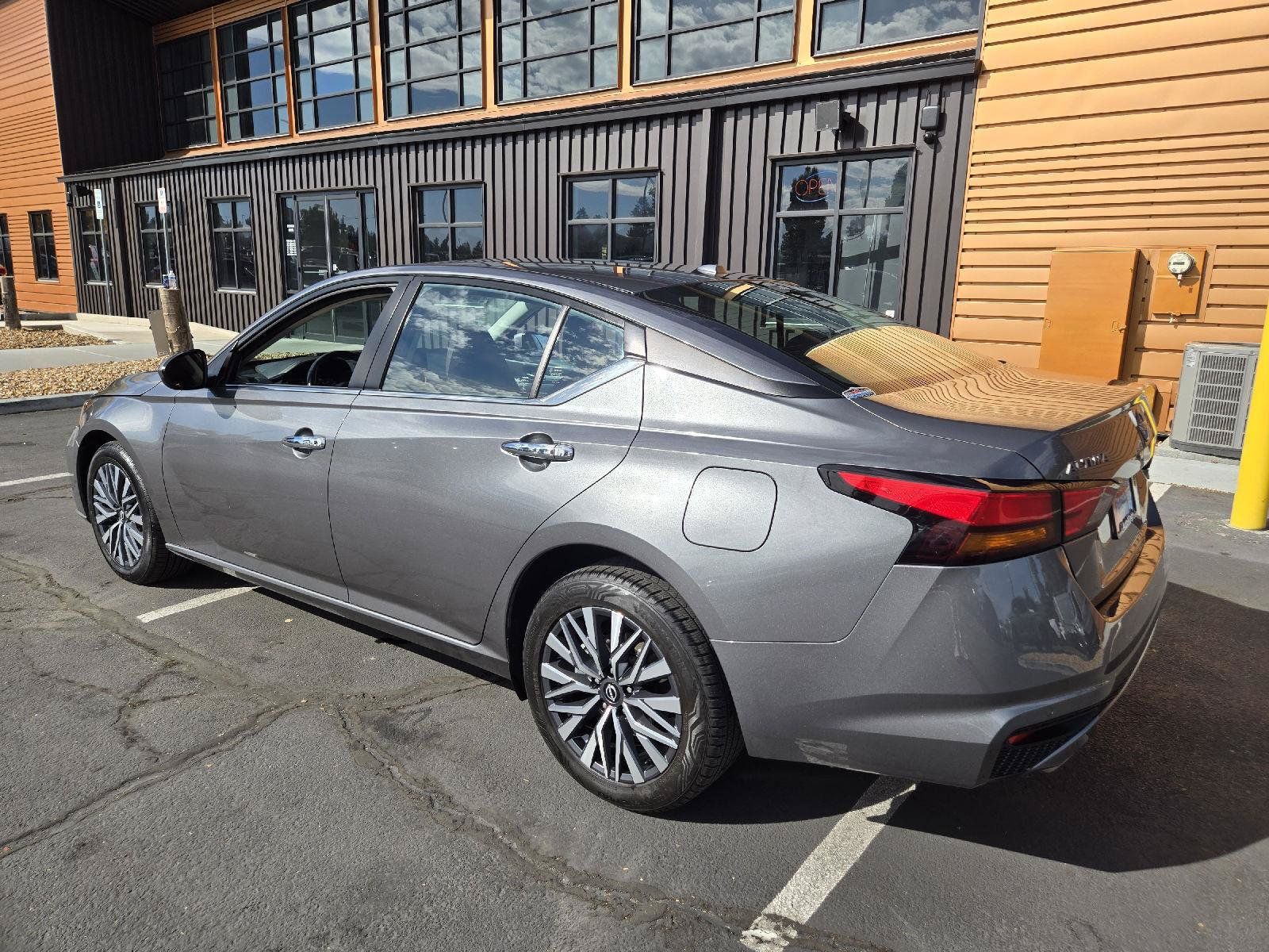 Used 2023 Nissan Altima 2.5 SV w/ SV Premium Package AWD/4WD image 3