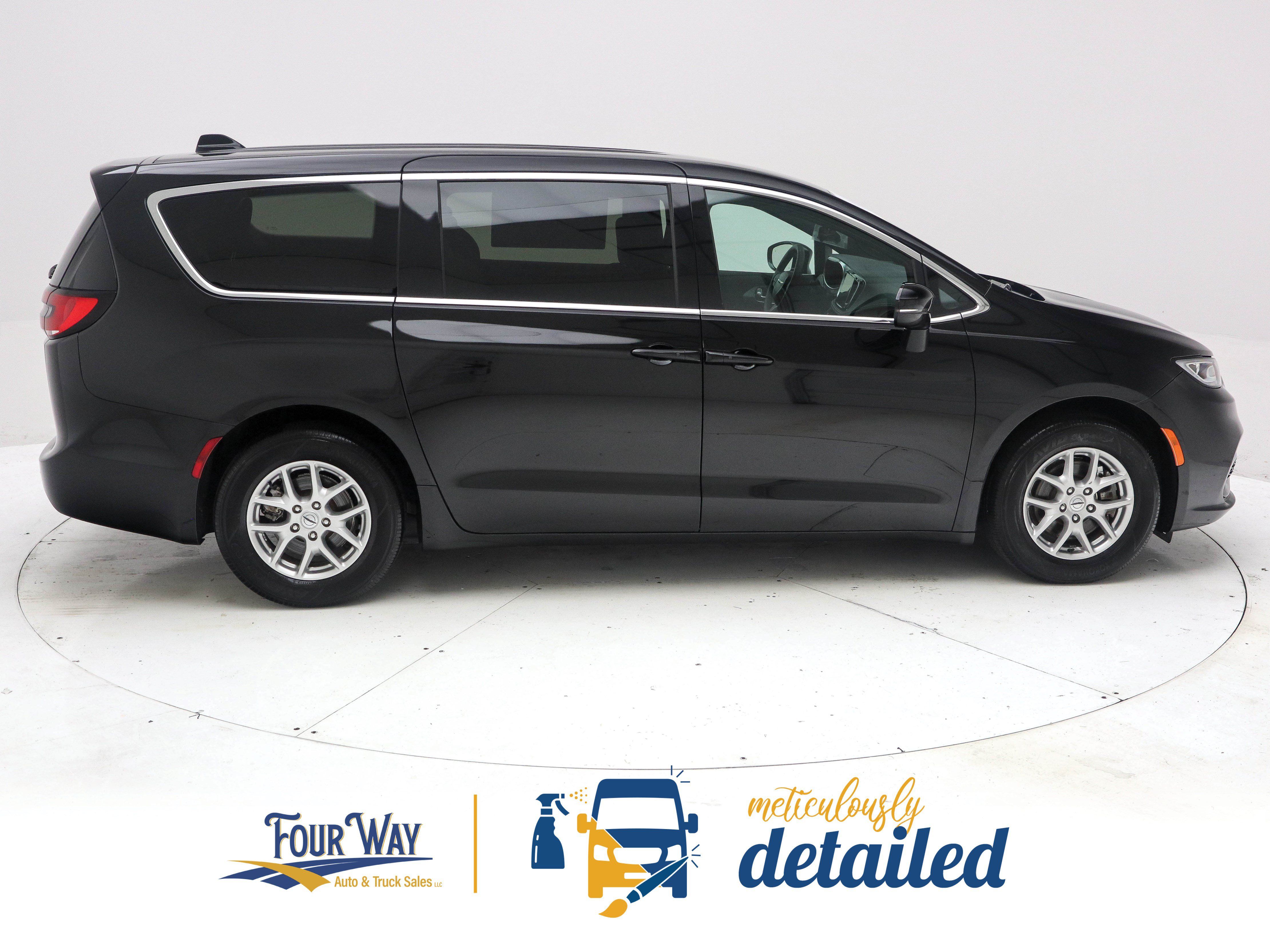 Used 2024 Chrysler Pacifica Touring FWD image 2