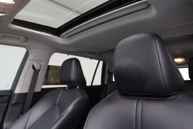 Used 2023 Toyota Highlander XLE AWD/4WD image 14