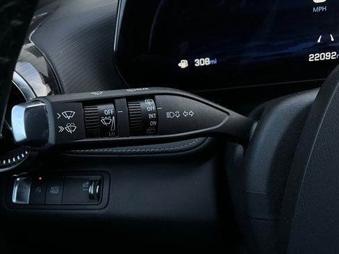 Used 2025 Chevrolet Equinox LT image 34