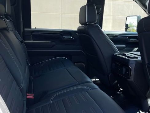 Used 2025 GMC Sierra 2500 AT4X image 9