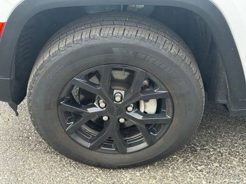 Certified 2025 Jeep Grand Cherokee Altitude image 10