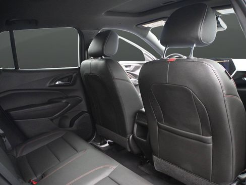 Used 2025 Chevrolet Trax RS w/ Sunroof Package FWD image 20