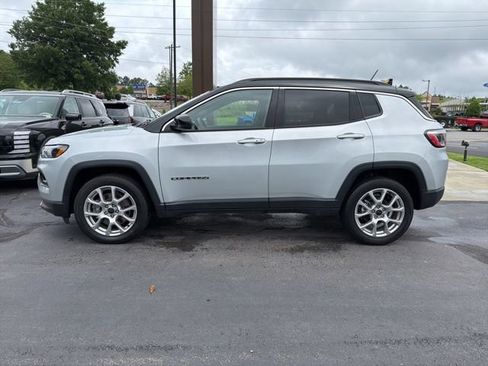 Used 2025 Jeep Compass Limited AWD/4WD image 5