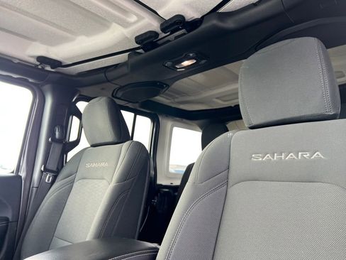 Used 2018 Jeep Wrangler Unlimited Sahara image 26