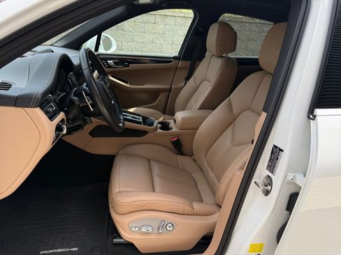 Certified 2023 Porsche Macan image 5