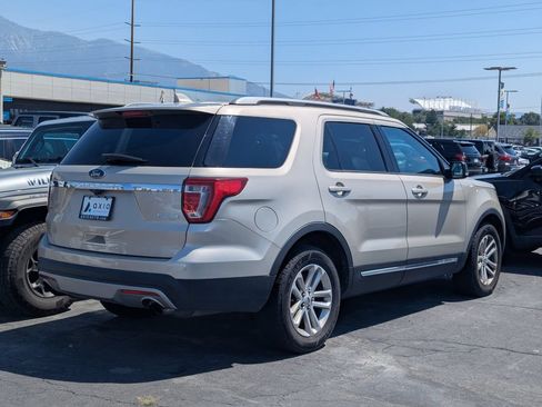Used 2017 Ford Explorer XLT FWD image 4