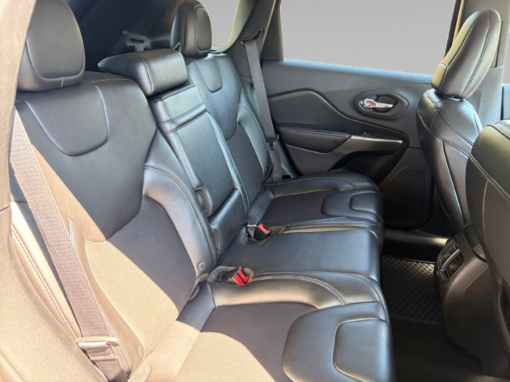 Used 2019 Jeep Cherokee Latitude Plus w/ Comfort/Convenience Group AWD/4WD image 15