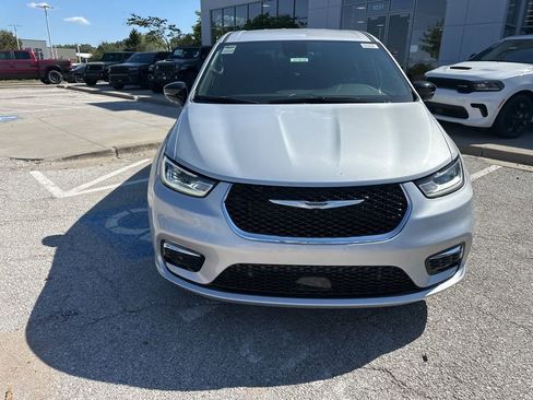 New 2026 Chrysler Pacifica Select image 9