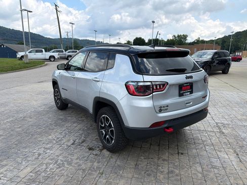 Used 2025 Jeep Compass Trailhawk AWD/4WD image 6