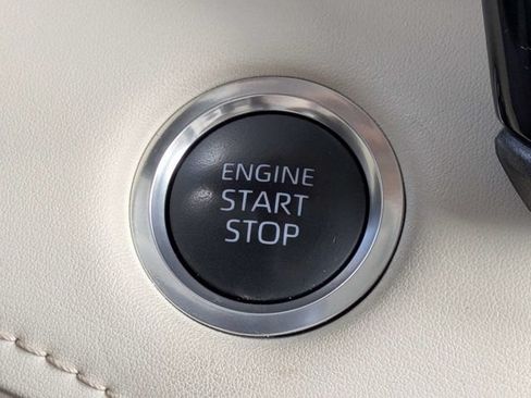 Used 2025 Toyota Highlander XLE FWD image 32
