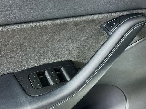 Used 2021 Tesla Model Y Long Range image 15