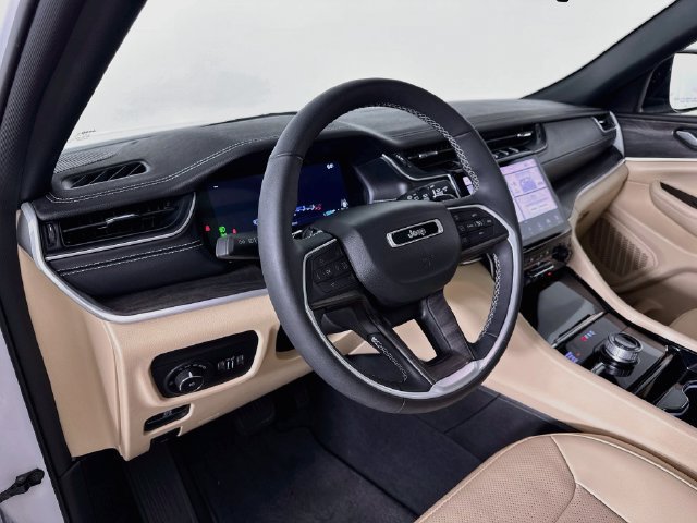 Used 2023 Jeep Grand Cherokee Limited w/ Luxury Tech Group II AWD/4WD image 12