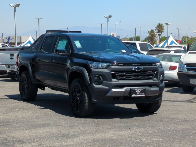 New 2026 Chevrolet Colorado Trail Boss w/ Midnight Edition AWD/4WD image 2