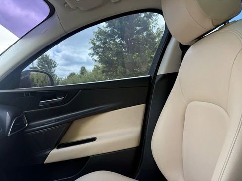 Used 2017 Jaguar XE RWD image 26