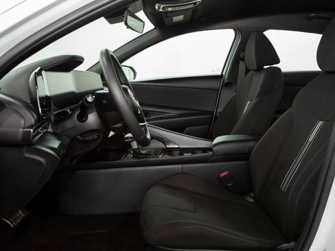 Used 2025 Hyundai Elantra SEL image 6