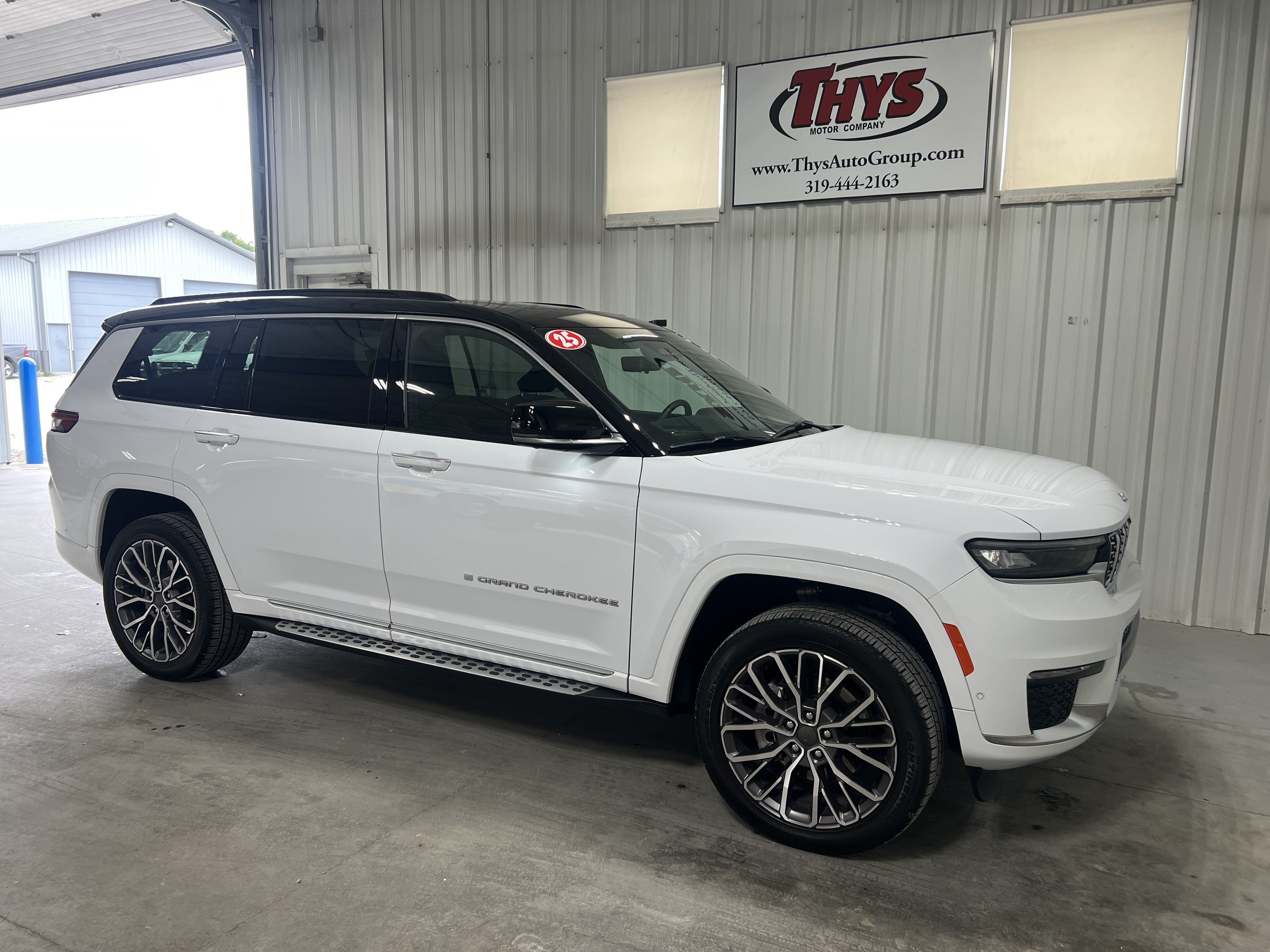 Used 2025 Jeep Grand Cherokee L Summit AWD/4WD image 1