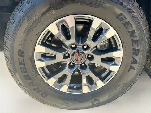 Used 2024 Nissan Titan PRO-4X w/ Pro-4x Convenience Package image 32