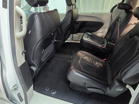 Used 2022 Chrysler Pacifica Touring-L FWD image 14