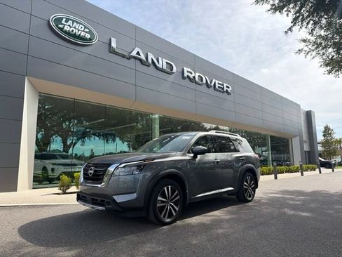 Used 2025 Nissan Pathfinder Platinum FWD image 1
