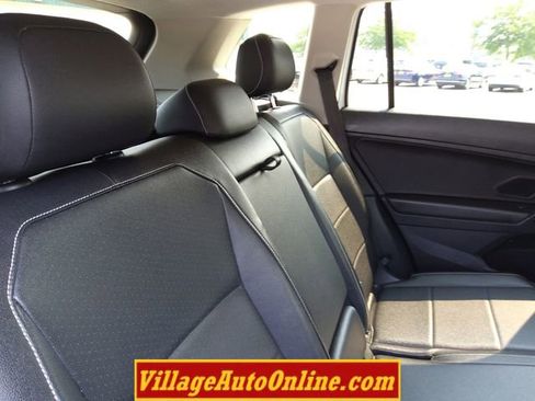 Used 2021 Volkswagen Tiguan SE image 39