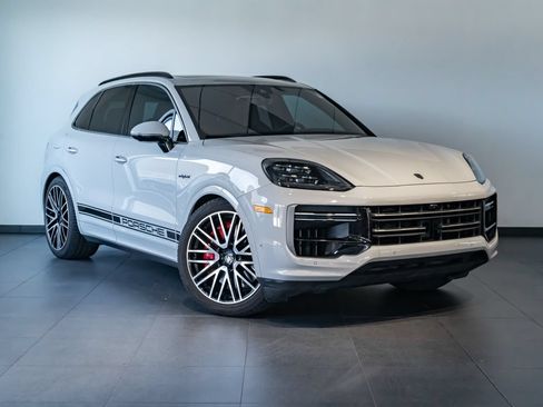 Certified 2025 Porsche Cayenne Turbo AWD/4WD image 9