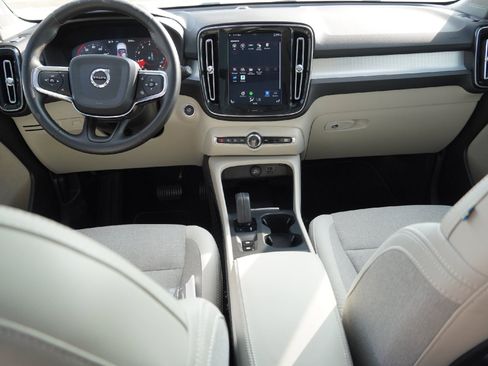 Used 2020 Volvo XC40 T4 Momentum image 26