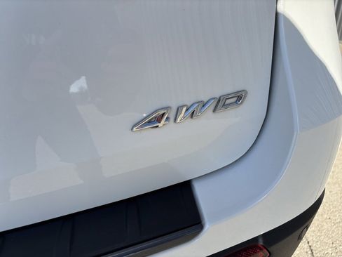 Used 2022 Ford Explorer XLT w/ Equipment Group 202A image 9