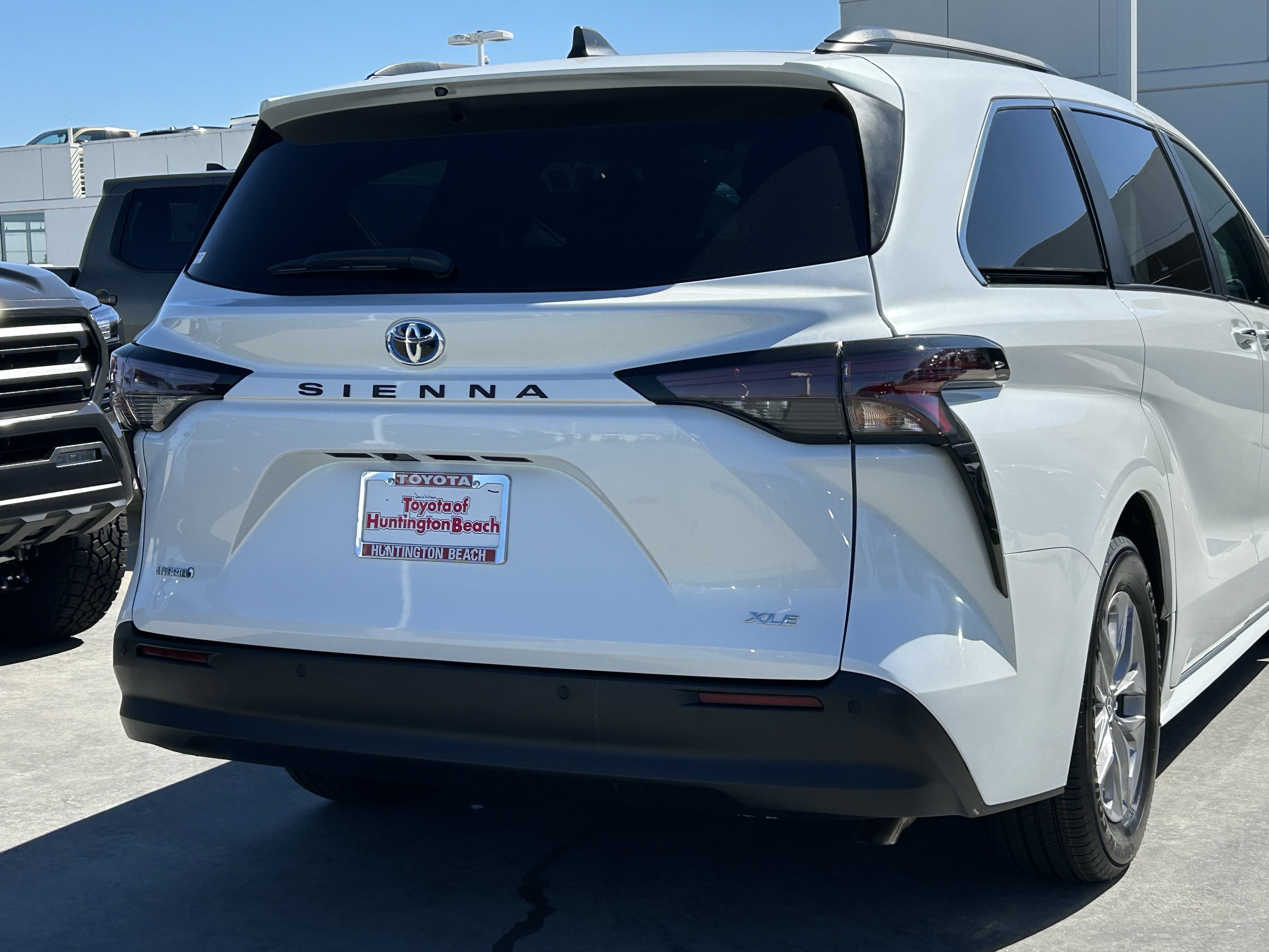 Certified 2025 Toyota Sienna XLE FWD image 4