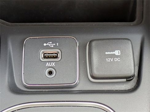 Used 2021 Jeep Cherokee Latitude Lux w/ Comfort/Convenience Group image 24