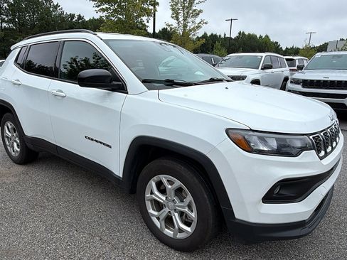 Used 2024 Jeep Compass Latitude AWD/4WD image 5