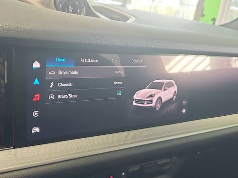 Certified 2025 Porsche Cayenne AWD/4WD image 26