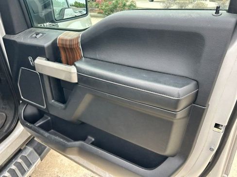 Used 2017 Ford F150 Lariat w/ Equipment Group 502A Luxury RWD image 8