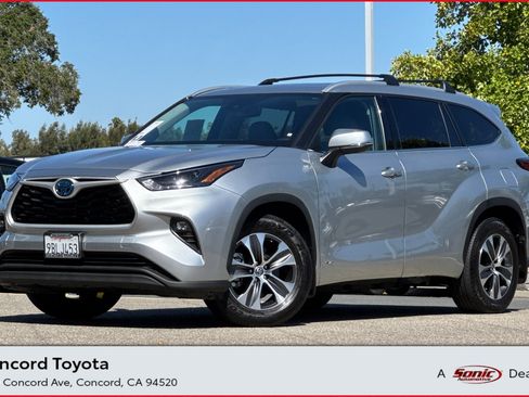Used 2022 Toyota Highlander XLE AWD/4WD image 1