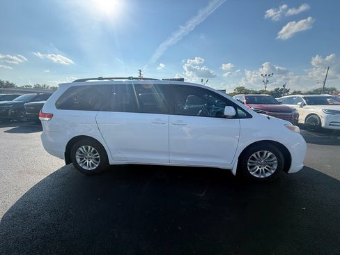 Used 2014 Toyota Sienna XLE FWD image 2