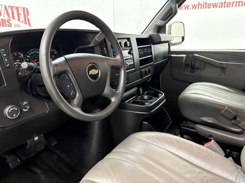 Used 2017 Chevrolet Express 2500 RWD image 10