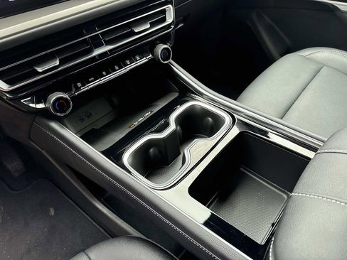 Certified 2025 Chevrolet Traverse LT image 26