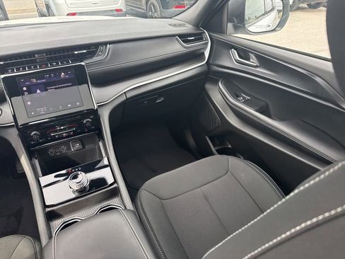 Used 2025 Jeep Grand Cherokee Laredo X image 12