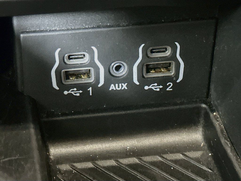 Used 2025 Chrysler Pacifica Limited FWD image 36
