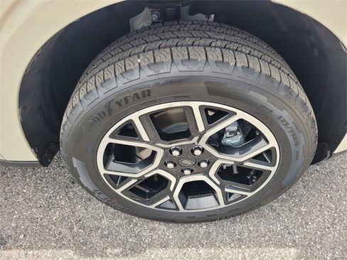 Used 2025 Ford Maverick Lariat w/ 4K Tow Package image 19