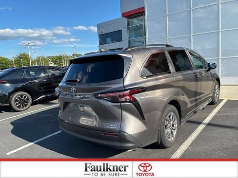 Used 2024 Toyota Sienna XLE AWD/4WD image 8